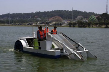 Lâm Đồng: thử nghiệm thiết bị hút tảo lam trên hồ Xuân Hương Đà Lạt